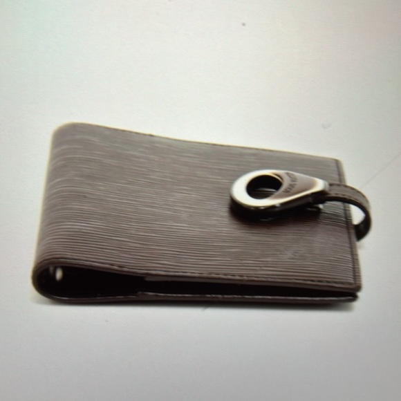 Vintage Louis Vuitton Moka Brown Epi
Leather Agenda Cover PM
Condition: Great - Picture 4 of 16